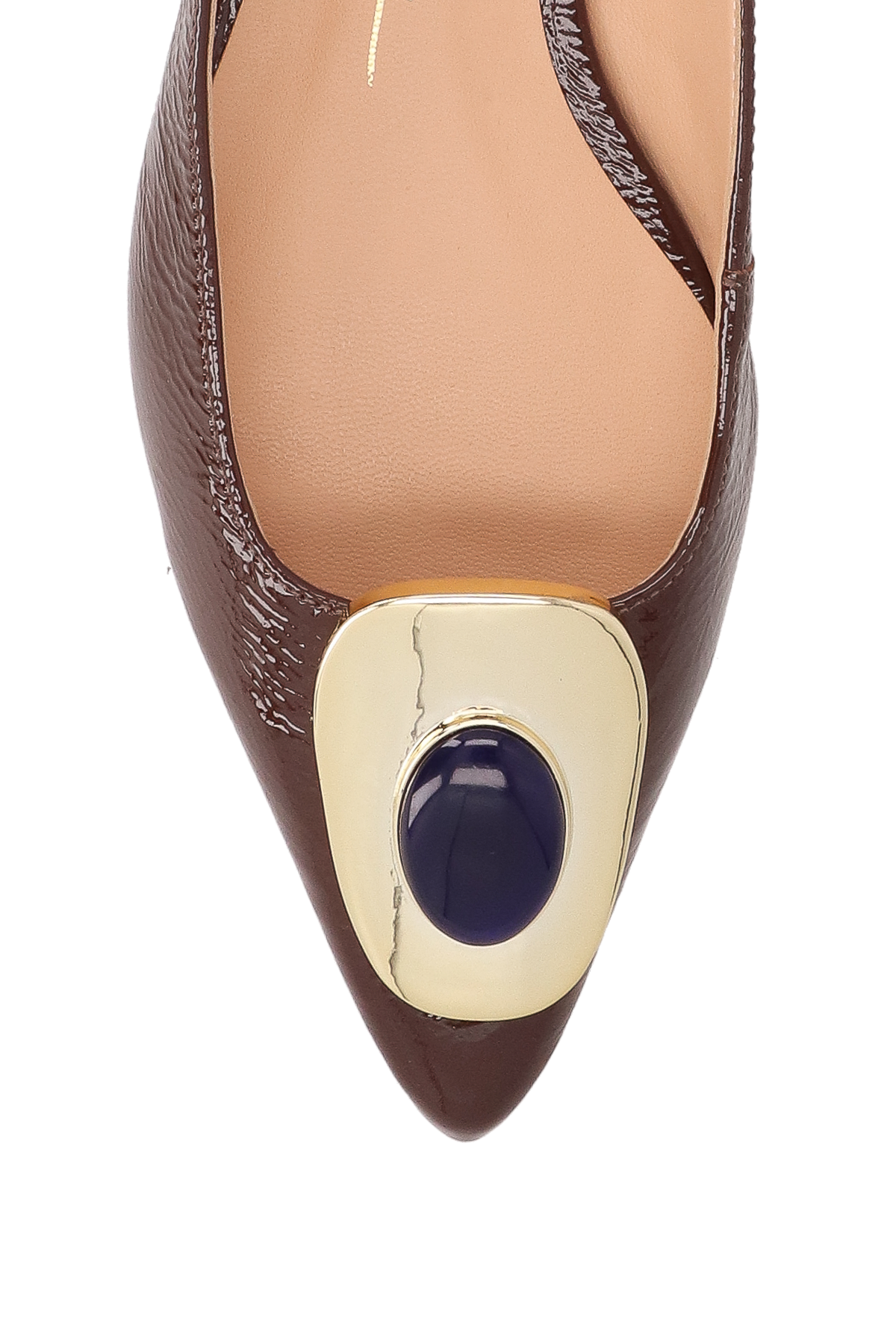 SAPATILHA SLINGBACK EM VERNIZ CAFÉ COM PEDRA E FIVELA DOURADA