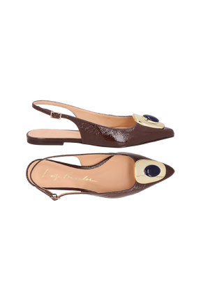 SAPATILHA SLINGBACK EM VERNIZ CAFÉ COM PEDRA E FIVELA DOURADA