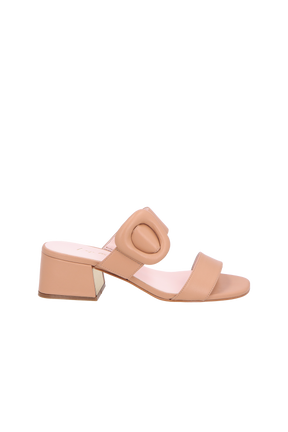 SANDÁLIA DE SALTO MÉDIO BLOCO EM COURO BEGE BLUSH COM APLICAÇÃO ORGÂNICA