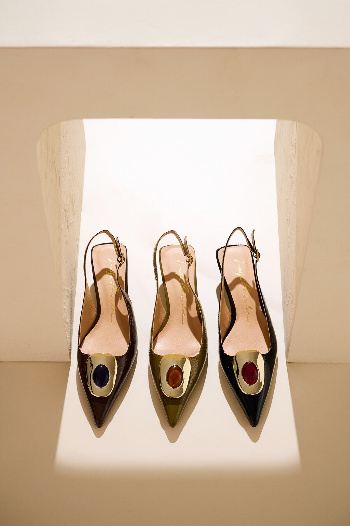 SAPATILHA SLINGBACK EM VERNIZ CAFÉ COM PEDRA E FIVELA DOURADA