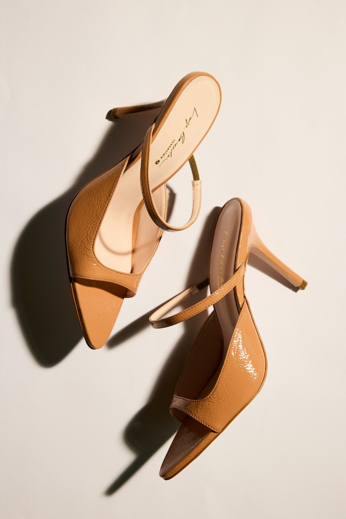 MULE EM VERNIZ BEGE BLUSH DE SALTO ALTO