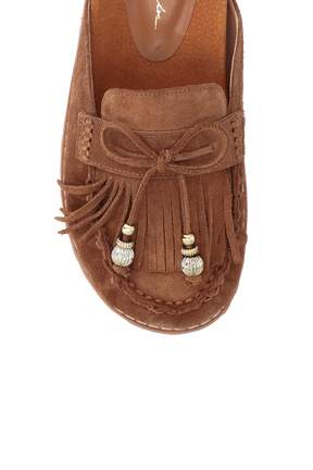 MULE MOCASSIM EM CAMURÇA CARAMELO COM FRANJAS E METAL DOURADO