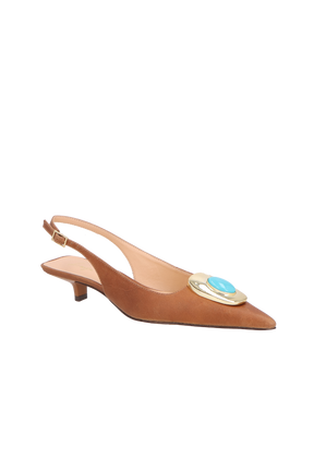 SCARPIN DE SALTO BAIXO SLINGBACK EM COURO CARAMELO COM APLICAÇÃO METÁLICA