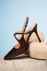 SCARPIN SLINGBACK EM VERNIZ CAFÉ COM SALTO FINO