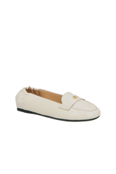 SLIPPER EM COURO OFF-WHITE COM ELÁSTICO TRASEIRO