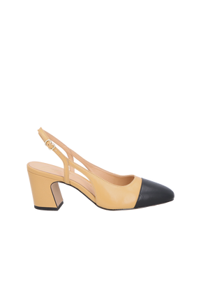 SAPATO SLINGBACK EM COURO AREIA COM BICO PRETO E SALTO MÉDIO BLOCO