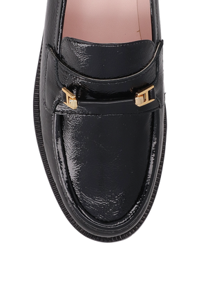 MOCASSIM EM VERNIZ PRETO COM BRIDÃO DOURADO