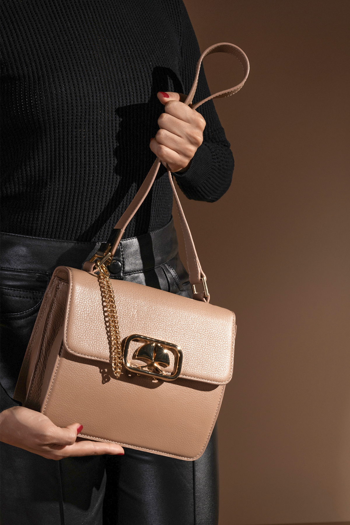 BOLSA TRANSVERSAL PEQUENA BEGE EM COURO
