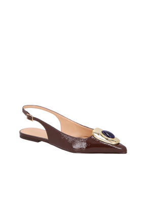 SAPATILHA SLINGBACK EM VERNIZ CAFÉ COM PEDRA E FIVELA DOURADA