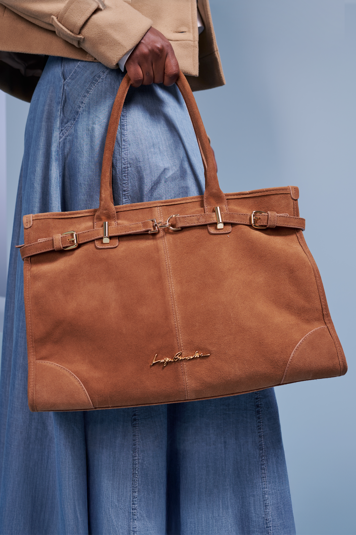 BOLSA COM ALÇAS ALONGADAS E FERRAGEM DOURADA EM CAMURÇA CARAMELO GRANDE