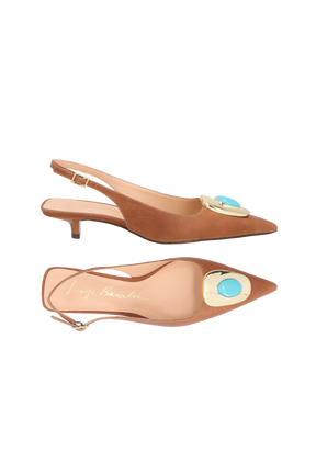 SCARPIN DE SALTO BAIXO SLINGBACK EM COURO CARAMELO COM APLICAÇÃO METÁLICA