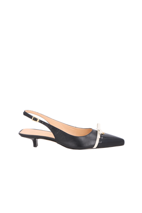 SCARPIN SLINGBACK EM COURO PRETO COM LAÇO OFF WHITE E SALTO BAIXO