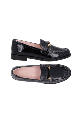 MOCASSIM EM VERNIZ PRETO COM BRIDÃO DOURADO