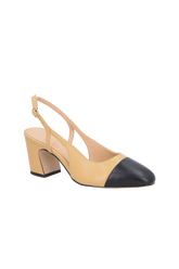 SAPATO SLINGBACK EM COURO AREIA COM BICO PRETO E SALTO MÉDIO BLOCO