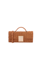 BOLSA COM FECHAMENTO DE PLACA LB EM CAMURÇA TRESSÊ CARAMELO MÉDIA