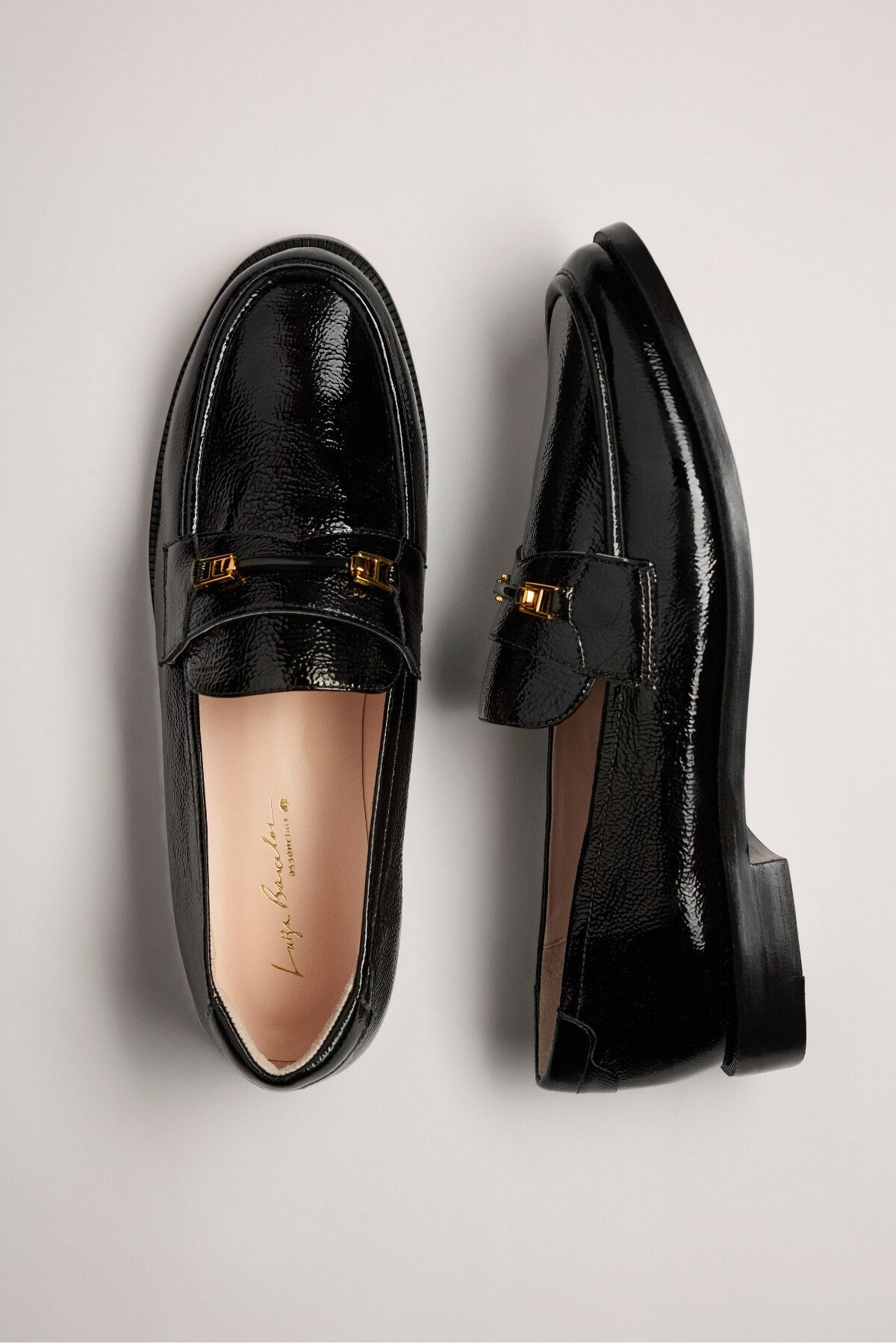 MOCASSIM EM VERNIZ PRETO COM BRIDÃO DOURADO