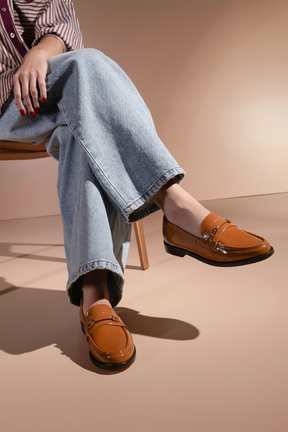 MOCASSIM EM VERNIZ CARAMELO COM BRIDÃO DOURADO