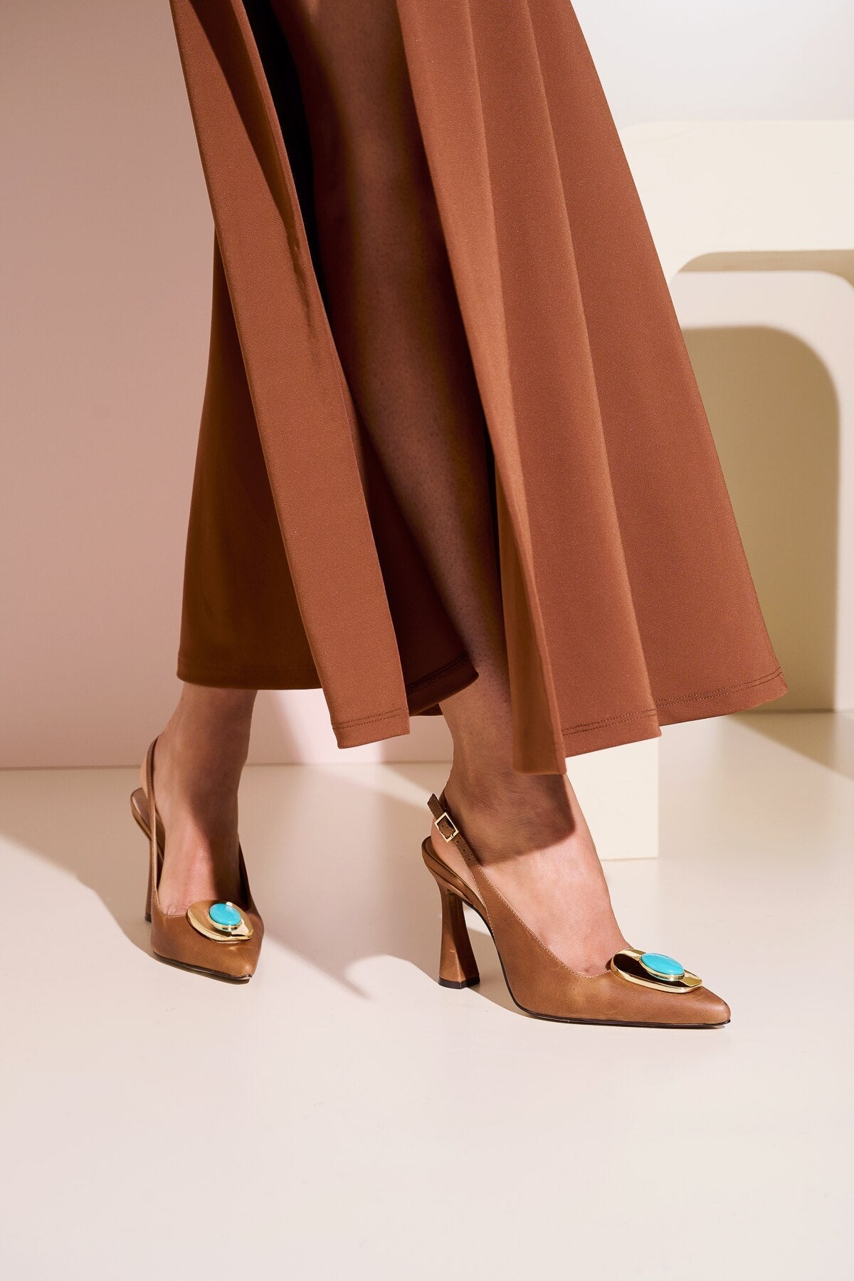SCARPIN SLINGBACK EM COURO CARAMELO COM APLIQUE METÁLICO E SALTO FLARE