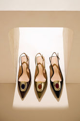 SAPATILHA SLINGBACK EM VERNIZ PRETO COM PEDRA E FIVELA DOURADA