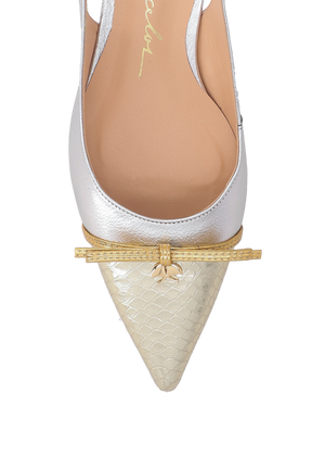 SCARPIN SLINGBACK METALIZADO PRATA COM BICO DOURADO E SALTO BAIXO