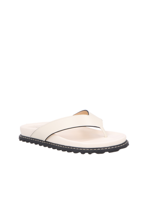 PAPETE DE DEDO EM COURO OFF WHITE COM SOLADO TRATORADO