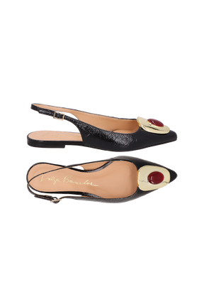 SAPATILHA SLINGBACK EM VERNIZ PRETO COM PEDRA E FIVELA DOURADA