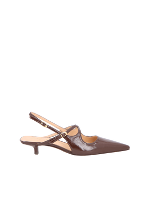 SCARPIN SLINGBACK EM VERNIZ CAFÉ COM SALTO BAIXO E TIRA CENTRAL