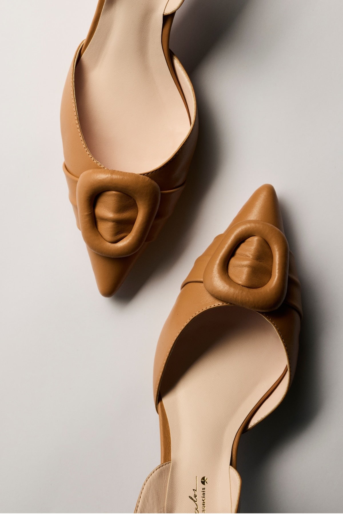 SCARPIN SLINGBACK ENFEITE ACOLCHOADO EM COURO BEGE BLUSH