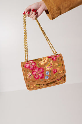 BOLSA BORDADA DE FLORES EM CAMURÇA CARAMELO COM ALÇA DE CORRENTES PEQUENA