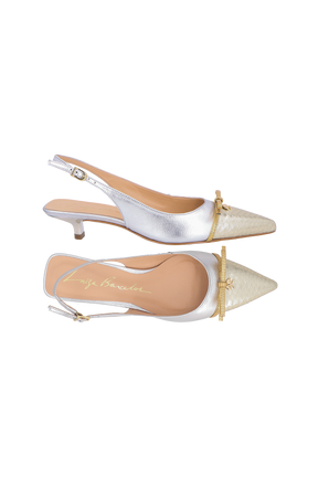 SCARPIN SLINGBACK METALIZADO PRATA COM BICO DOURADO E SALTO BAIXO