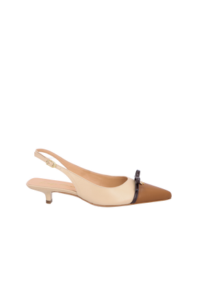 SCARPIN SLINGBACK EM COURO NATA COM BICO CARAMELO E SALTO BAIXO