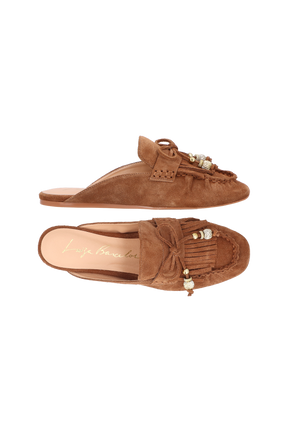 MULE PENNY LOAFER EM CAMURÇA CARAMELO COM PINGENTES