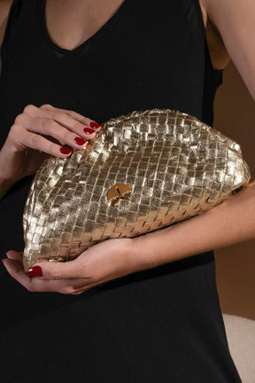 BOLSA TRANSVERSAL PEQUENA METALIZADA OURO MATELASSÊ E SÍMBOLO CALIANDRA