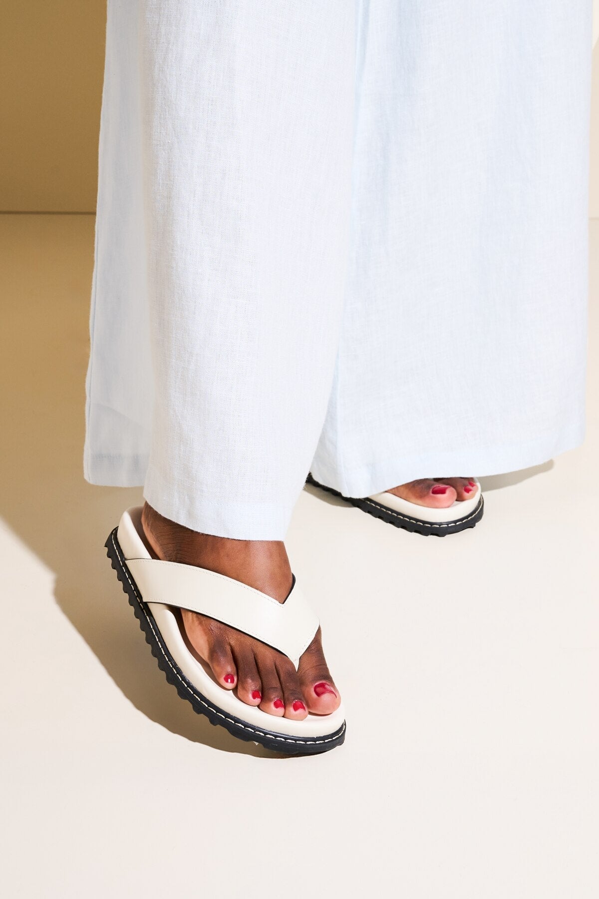 PAPETE DE DEDO EM COURO OFF WHITE COM SOLADO TRATORADO