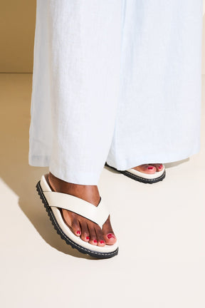 PAPETE DE DEDO EM COURO OFF WHITE COM SOLADO TRATORADO