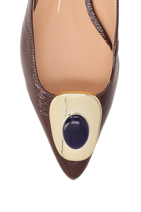 SAPATILHA SLINGBACK EM VERNIZ CAFÉ COM PEDRA E FIVELA DOURADA