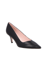 SCARPIN EM COURO PRETO DE SALTO FINO MÉDIO E BICO FINO