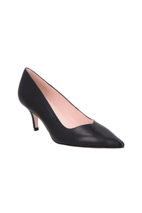 SCARPIN EM COURO PRETO DE SALTO FINO MÉDIO E BICO FINO