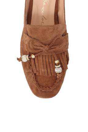MULE PENNY LOAFER EM CAMURÇA CARAMELO COM PINGENTES