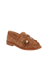 MOCASSIM LOAFER EM CAMURÇA CARAMELO COM FRANJAS E ENFEITES DOURADOS