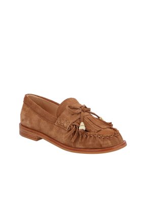 MOCASSIM LOAFER EM CAMURÇA CARAMELO COM FRANJAS E ENFEITES DOURADOS