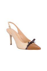 SCARPIN SLINGBACK EM  COURO NATA COM BICO CARAMELO E LAÇO