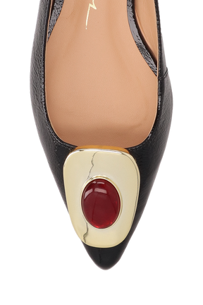 SAPATILHA SLINGBACK EM VERNIZ PRETO COM PEDRA E FIVELA DOURADA