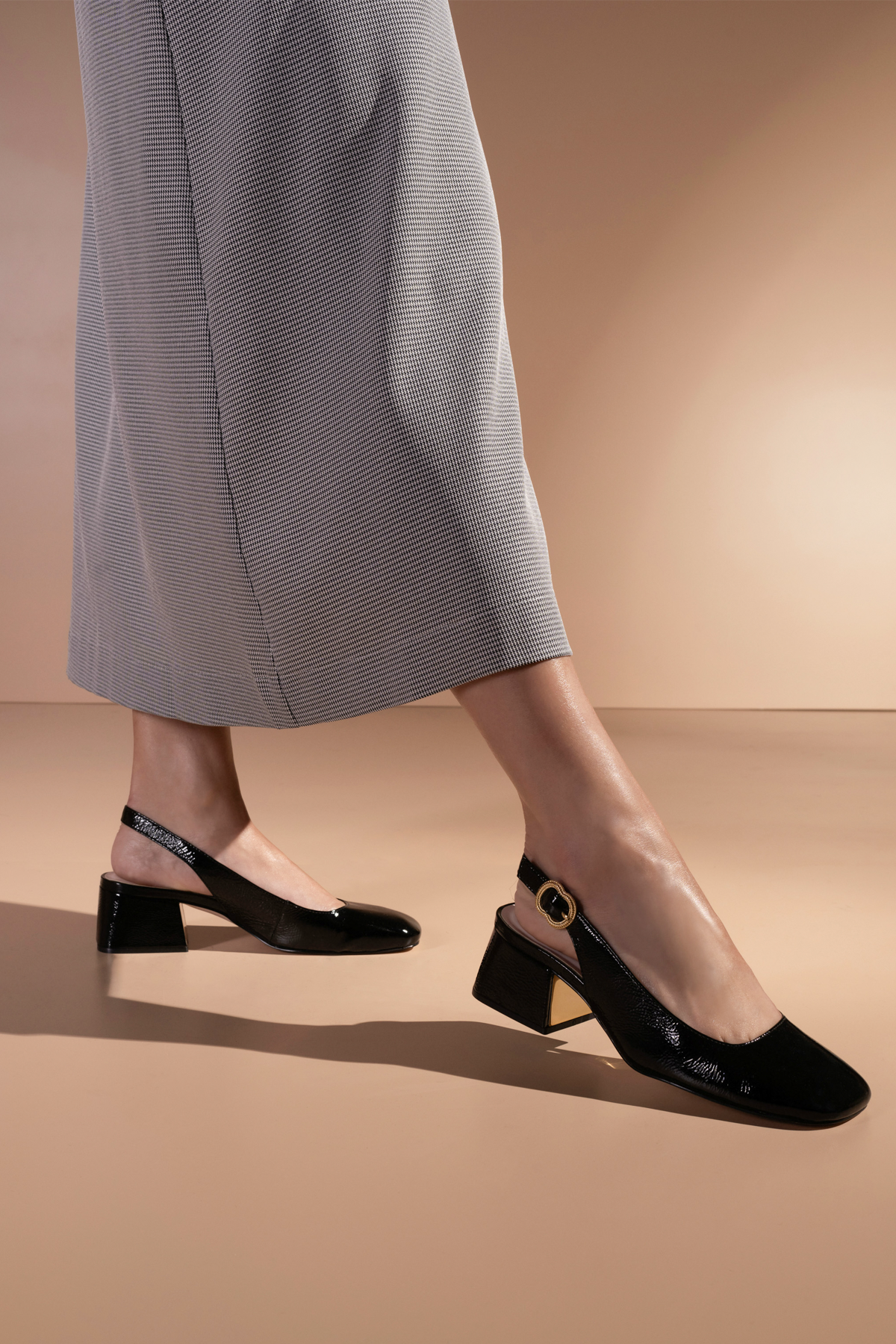 SCARPIN SLINGBACK DE SALTO BLOCO MÉDIO EM VERNIZ PRETO