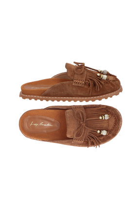 MULE MOCASSIM EM CAMURÇA CARAMELO COM FRANJAS E METAL DOURADO