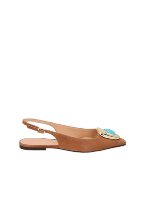 SAPATILHA SLINGBACK EM COURO CARAMELO COM PEDRA E FIVELA DOURADA