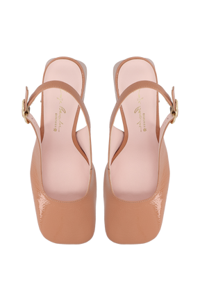 SAPATO MARY JANE EM VERNIZ BEGE BLUSH DE SALTO ALTO COM FERRAGEM EQUESTRE
