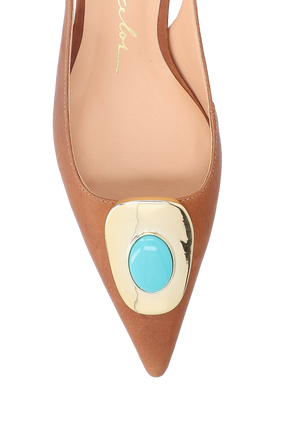 SCARPIN DE SALTO BAIXO SLINGBACK EM COURO CARAMELO COM APLICAÇÃO METÁLICA