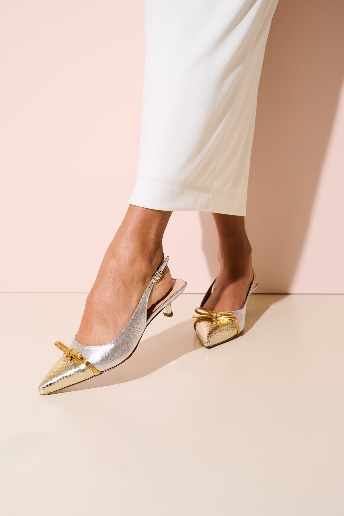 SCARPIN SLINGBACK METALIZADO PRATA COM BICO DOURADO E SALTO BAIXO