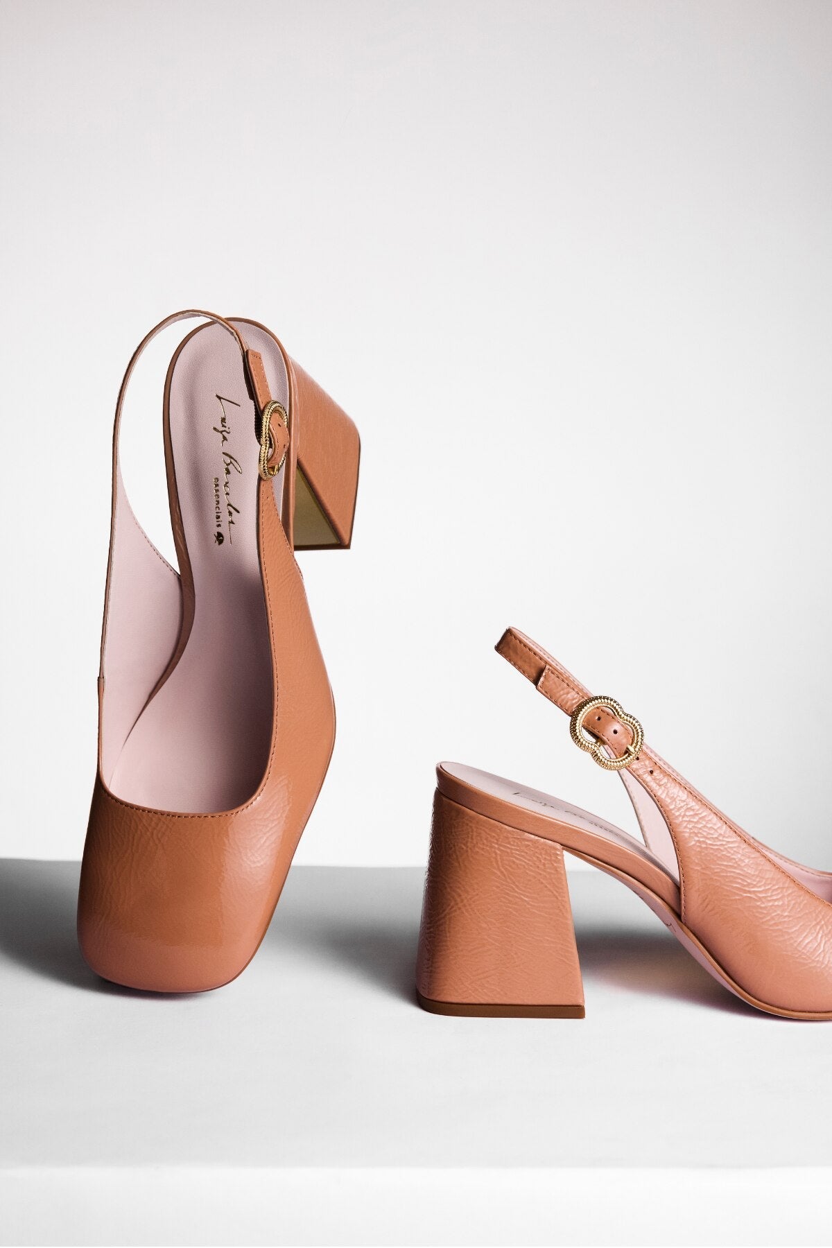 SAPATO MARY JANE EM VERNIZ BEGE BLUSH DE SALTO ALTO COM FERRAGEM EQUESTRE